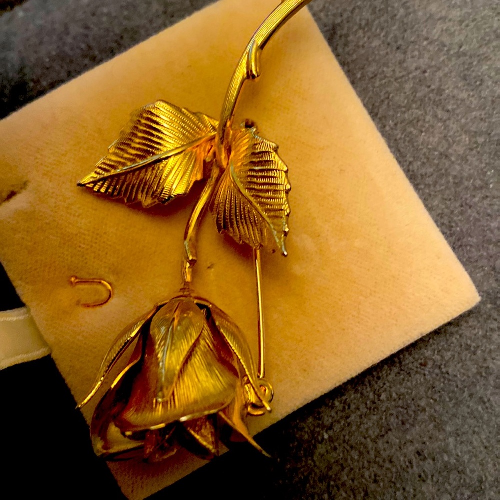Beautiful gold long stem rose pin.